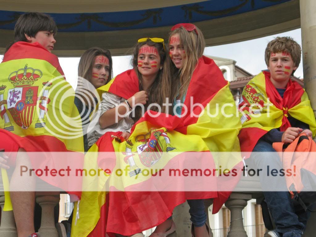 Before_the_game_in_Plaza_del_Castillo_Pamplona_1_7609192244_zps3912425f.jpg